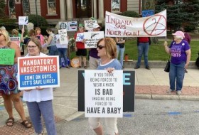 印第安纳州各地举行抗议堕胎禁令生效的抗议活动