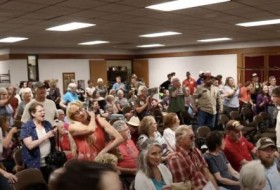 怀俄明州坎贝尔县图书馆馆长被解雇后，群众对图书馆董事会表示不满