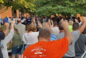社区聚集在一起纪念牺牲的宾夕法尼亚州骑警，并支持受伤的中尉