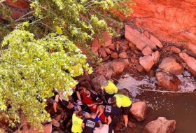 18岁女子从50英尺高的犹他州瀑布落水，伤了双腿