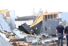 毁灭性龙卷风过后，参议员特德·克鲁兹参观了德克萨斯州小镇